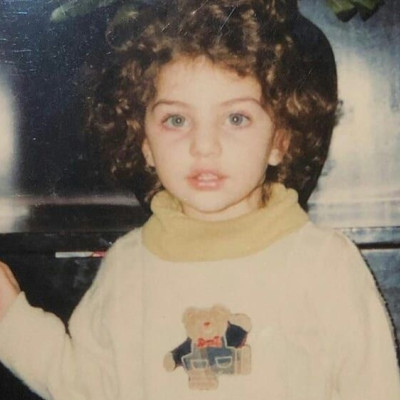 Το κοριτσάκι της φωτογραφίας είναι μία καλλονή κι ένα από τα πιο hot ονόματα της showbiz