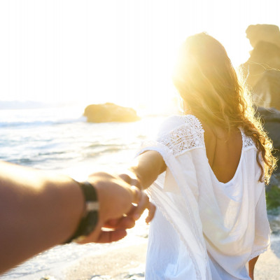 Μπορώ να επενδύσω συναισθηματικά σε έναν καλοκαιρινό έρωτα;