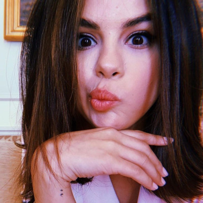 H Selena Gomez μόλις έκανε το πιο καλοκαιρινό μανικιούρ κι ετοιμάσου να το λατρέψεις