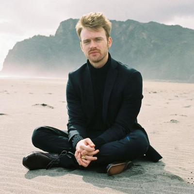 Εσύ ξέρεις ποιος είναι ο γοητευτικός νεαρός της φωτογραφίας;