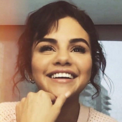 Η Selena Gomez έβαλε αυτό το στράπλες φόρεμα και τους άφησε όλους άφωνους