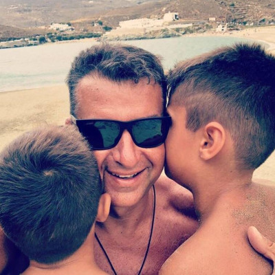 Λιάγκας-Σκορδά: Διακοπές με τα παιδιά τους στην Τήνο