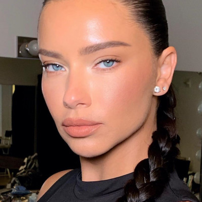 Πάρε βαθιά ανάσα και δες την Adriana Lima στο κόκκινο χαλί στην πιο σέξι της εμφάνιση ever