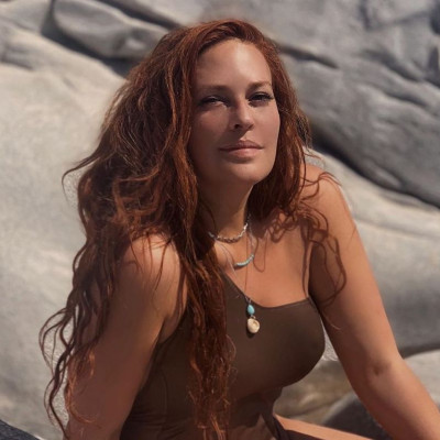 Σίσσυ Χρηστίδου: Η κολασμένη πόζα με μαγιό στην πισίνα και το βίντεο χωρίς ρετούς