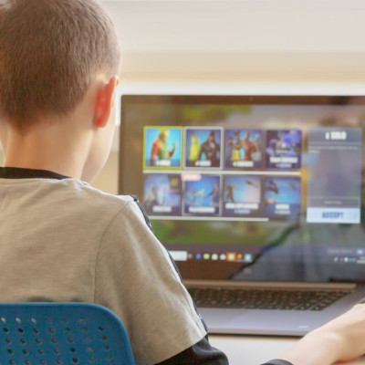 Γιατί πρέπει να παίζετε διαδικτυακά παιχνίδια με τα παιδιά σας