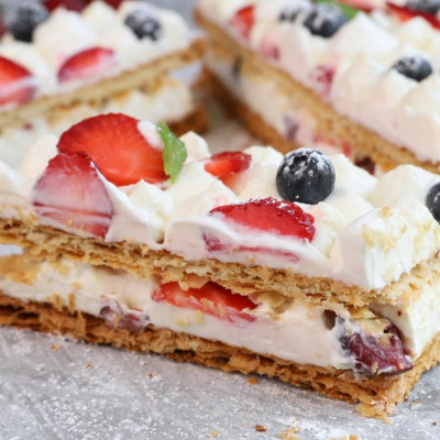 Mille feuille με λευκή σοκολάτα και φρούτα