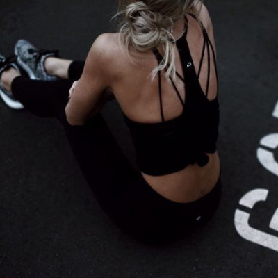 12 ασκήσεις που μπορείς να κάνεις καθημερινά από τον καναπέ σου