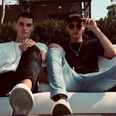 Μύκονος: Τους είδαμε και πάθαμε πλάκα- Δεν φαντάζεστε ποια είναι η μητέρα τους (photos)