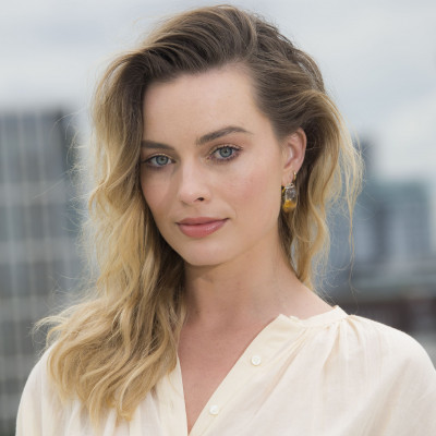 Το off white σύνολο της Margot Robbie ταιριάζει σε όλες μας