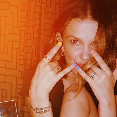 H Millie Bobby Brown ραπάρει την 1η σεζόν του «Stranger Things» και, ναι, το ‘χει