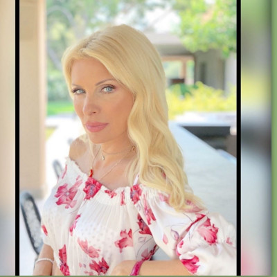 Ελένη Μενεγάκη: Μετά από δύο χρόνια πρόδωσε το μυστικό της με μια φωτό (Vid & Pics)