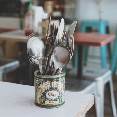 Το κόλπο για να γυαλίσεις τα ασημικά σου βρίσκεται στο ψυγείο σου