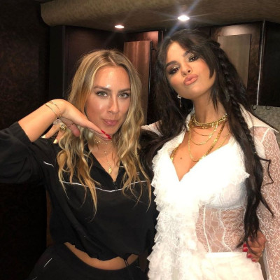 Selena Gomez: Η επική της εμφάνιση με crop top στα γενέθλια της κολλητής της θα σου μείνει αξέχαστη