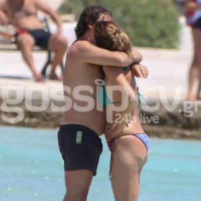 Χαραλαμπόπουλος – Πρίντζου:Όπως δεν τους έχουμε ξαναδεί! Τα φιλιά και οι αγκαλιές στη θάλασσα(Pics)