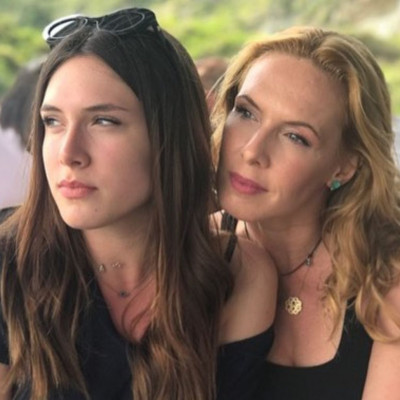 Αφροδίτη Λιάντου: Η απίστευτη ομοιότητα με τη μαμά της Εβελίνα Παπούλια μέσα από φωτογραφίες (pics)