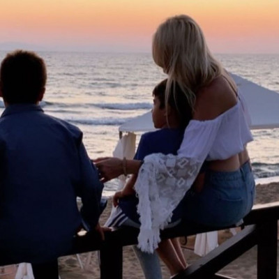 Φαίη Σκορδά: Φωτογραφίες & βίντεο από τις διακοπές με τους γιους της στην Πελοπόννησο (pics & vid)