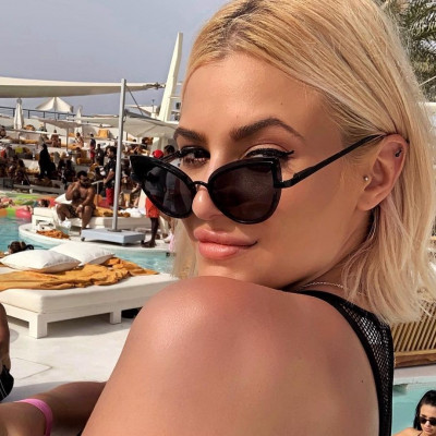 Η Λάουρα Νάργες είχε γενέθλια και «το ‘καψε» μέχρι το πρωί στα μπουζούκια (+video)