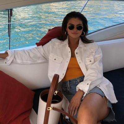 Selena Gomez: Τι συμβαίνει με τα κρυφά μηνύματα που αφήνει πάνω στα t-shirts της;