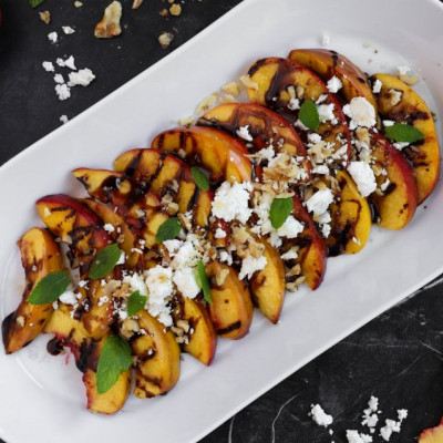 Δροσερή σαλάτα με ψητά νεκταρίνια