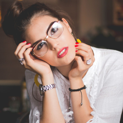 Hairstyle Ideas: 6 χτενίσματα ανάλογα με το σχήμα των γυαλιών σου
