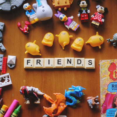 6+1 χαρακτηριστικά που θα πρέπει να έχει μια σωστή (ή και όχι) φίλη