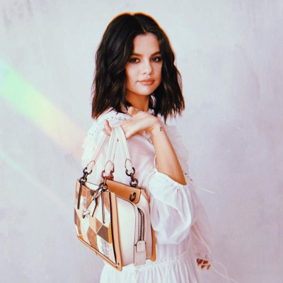 Selena Gomez: Ό,τι νεότερο ξέρουμε για τα προϊόντα ομορφιάς που θα κυκλοφορήσει είναι εδώ