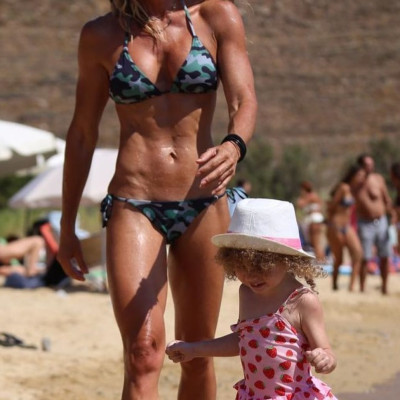 Ελληνίδα παρουσιάστρια & μανούλα μας άφησε άφωνους με το καλογυμνασμένο σώμα της (pics)