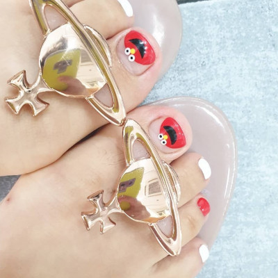 Αν σήμερα είναι η πρώτη σου μέρα στο γραφείο αυτά τα πεντικιούρ θα σου φτιάξουν τη διάθεση