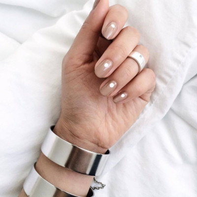 Αυτό το χρώμα στα νύχια θα είναι το απόλυτο trend για το φθινόπωρο!