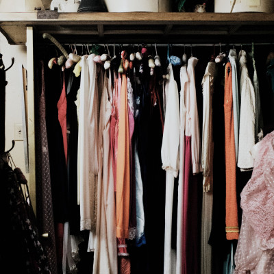 6 tips για να οργανώσεις τέλεια τη μικρή ντουλάπα του δωματίου σου