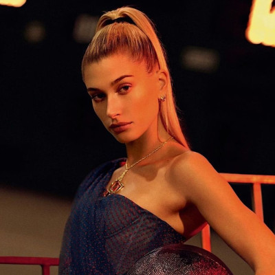 Η Hailey Baldwin φόρεσε το πιο μοδάτο μαγιό και εμείς πάθαμε σοκ με το κορμί της
