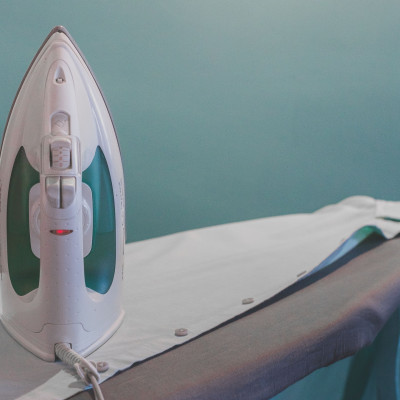 «Μαύρισε» η πλάκα από το ηλεκτρικό σίδερο; Δες το κόλπο για να την καθαρίσεις