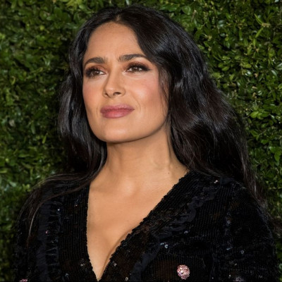 H Salma Hayek στην παραλία έχει κάνει την πιο κομψή, στυλιστική επιλογή