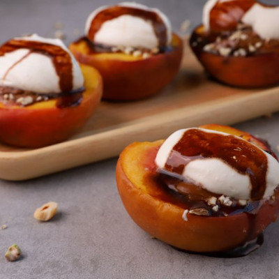 Ψητά ροδάκινα με καραμέλα γάλακτος