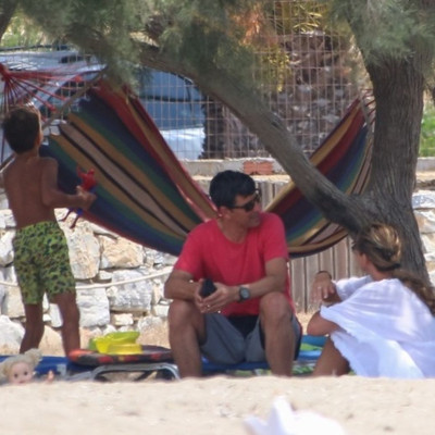 Σάκης Ρουβάς: Δείτε τον σε διακοπές στη Σχοινούσα με την Κάτια και τα παιδιά (photos)