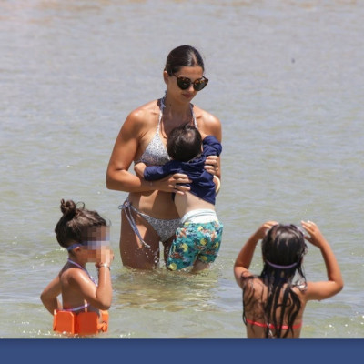 Τσιμτσιλή: Παιχνίδια με τα τρία της παιδιά μέσα στη θάλασσα- Έτσι είναι πραγματικά το κορμί της