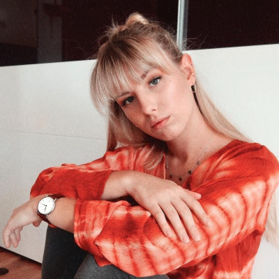 Sophie Sof: Ποια είναι η youtuber που έχει ξετρελάνει το διαδίκτυο με τα  χαριτωμένα vlogs της