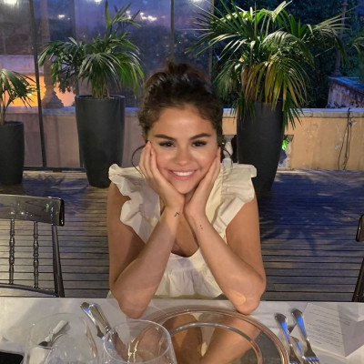 Η Selena Gomez πήγε σε συναυλία και τώρα θέλουμε να αντιγράψουμε το cowgirl look της
