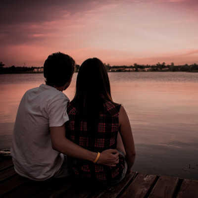 10 σημάδια ότι το αγόρι σου έχει κολλήσει πάνω σου