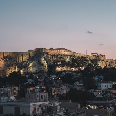 Η βόλτα στο κέντρο της Αθήνας δεν είναι «ντεμοντέ» και η teen queen μας πάει στα στέκια της