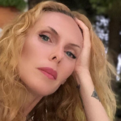 Εβελίνα Παπούλια: Τη θυμάστε με αυτά τα μαλλιά; Ξεχάστε την! Δείτε την απίστευτη αλλαγή που έκανε