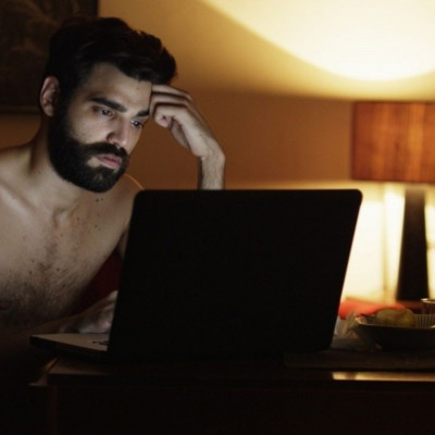 Αυτή η πονεμένη ιστορία που λέγεται σχέση από απόσταση