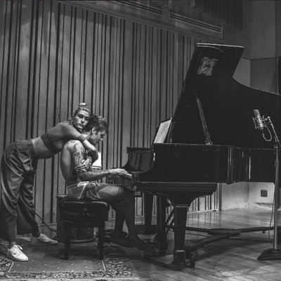 Ο Justin Bieber είναι τρελά ερωτευμένος και αυτό βγαίνει προς τα έξω (photos)