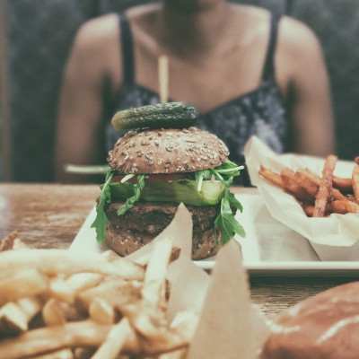 Burger Fest: Τρεις λόγοι για να βγεις ραντεβού για burger και μπύρα αυτόν τον Σεπτέμβρη