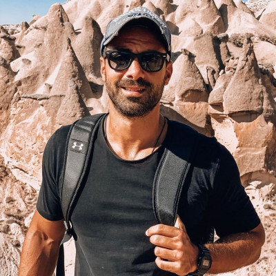 Ο Σάκης Τανιμανίδης έχει κάτι να σου πει. Και καλό θα ήταν να τον «ακούσεις»