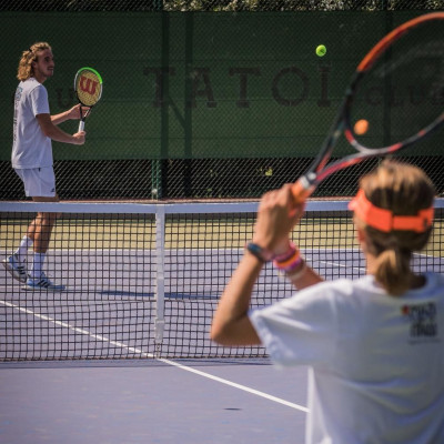 Ο Στέφανος Τσιτσιπάς έπαιξε τένις με τα παιδιά της  Ένωσης «Μαζί για το Παιδί»