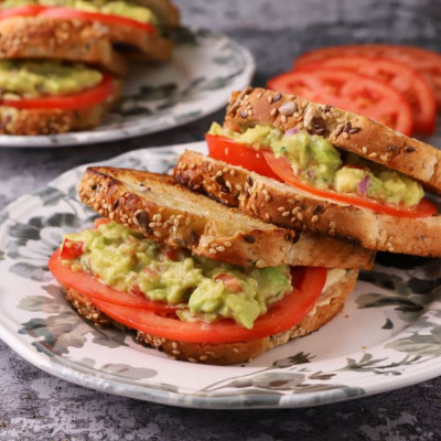 Σάντουιτς με guacamole και ντομάτα