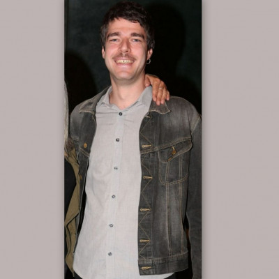 Σου θυμίζει κάποιον; Πρωταγωνιστεί στις «8 λέξεις» και η αλλαγή στην εμφάνισή του είναι θεαματική