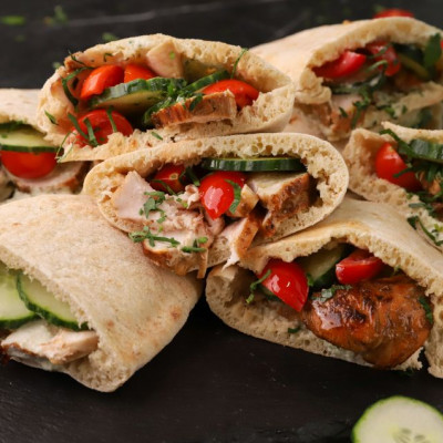 Κυπριακές πίτες με ψητό κοτόπουλο