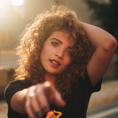 Έχεις σγουρά μαλλιά; 5 tips για να τιθασεύσεις τις μπούκλες σου